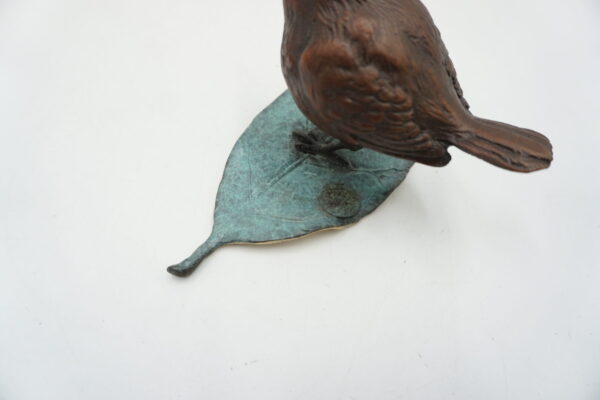 FIGURA Z BRĄZU PTASZEK WRÓBELEK NA LIŚCIU