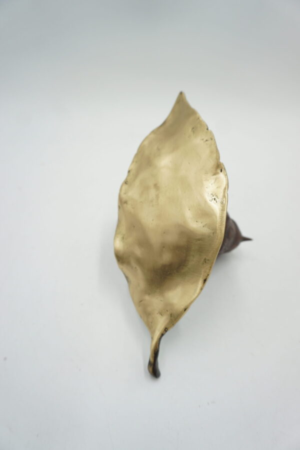 FIGURA Z BRĄZU PTASZEK WRÓBELEK NA LIŚCIU