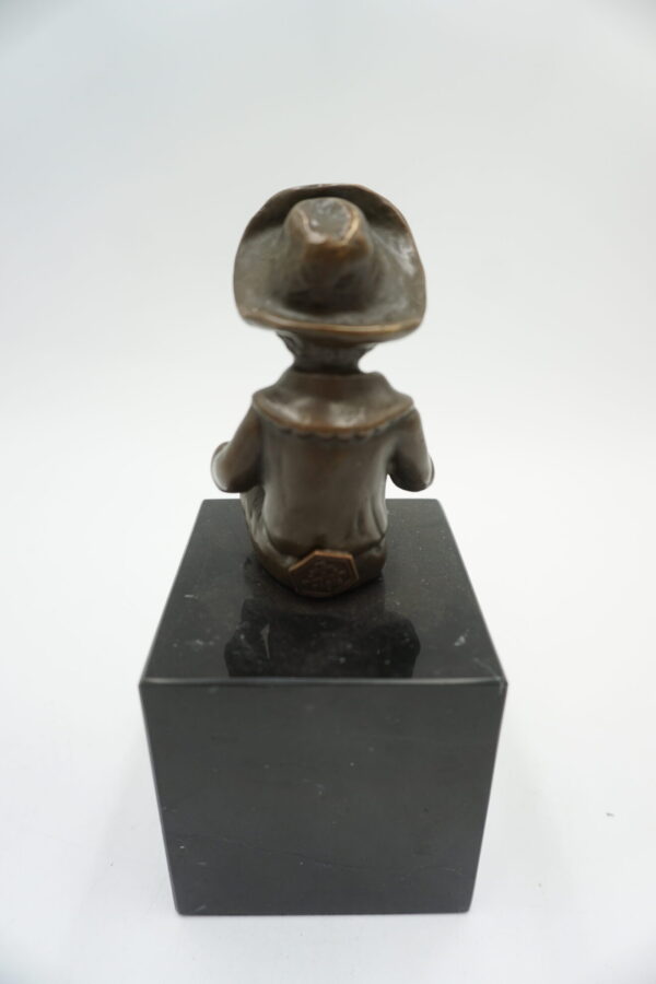 FIGURA Z BRĄZU SIEDZĄCY CHŁOPCZYK NA PODSTAWIE Z KAMIENIA