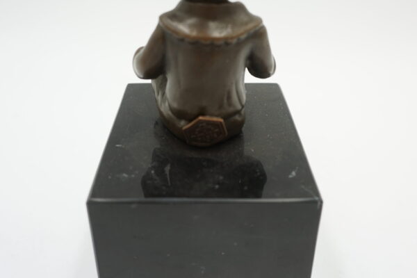 FIGURA Z BRĄZU SIEDZĄCY CHŁOPCZYK NA PODSTAWIE Z KAMIENIA
