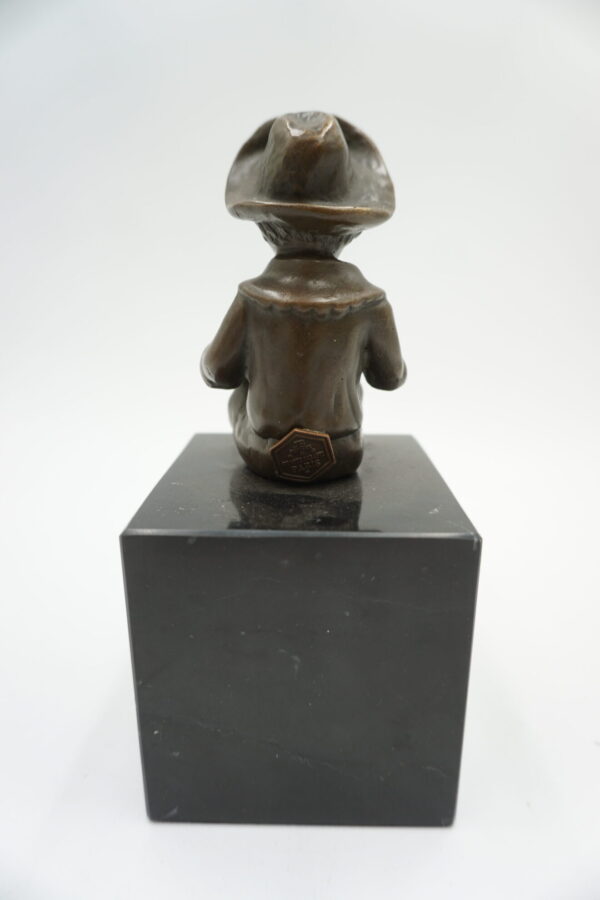 FIGURA Z BRĄZU SIEDZĄCY CHŁOPCZYK NA PODSTAWIE Z KAMIENIA