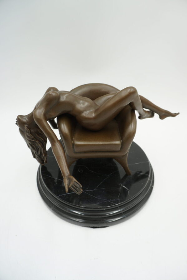 FIGURA Z BRĄZU AKT NAGA KOBIETA LEŻĄCA NA FOTELU