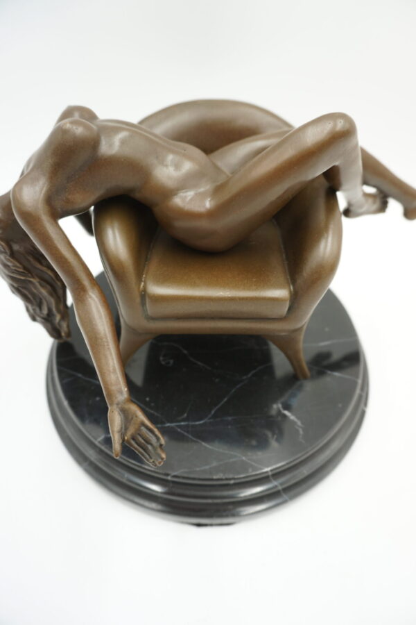 FIGURA Z BRĄZU AKT NAGA KOBIETA LEŻĄCA NA FOTELU