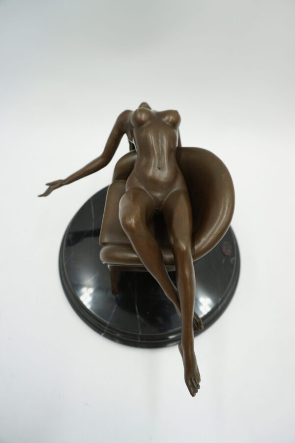 FIGURA Z BRĄZU AKT NAGA KOBIETA LEŻĄCA NA FOTELU