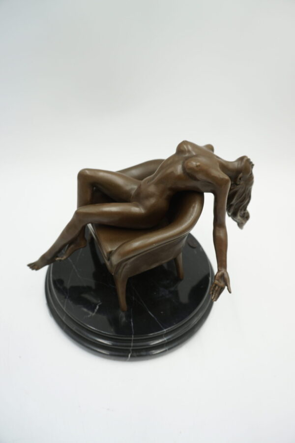 FIGURA Z BRĄZU AKT NAGA KOBIETA LEŻĄCA NA FOTELU