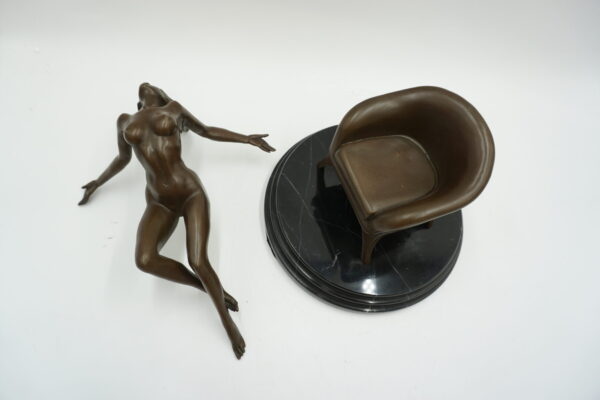 FIGURA Z BRĄZU AKT NAGA KOBIETA LEŻĄCA NA FOTELU