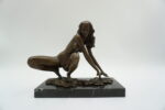FIGURA Z BRĄZU AKT NAGA KOBIETA PRZYKUCNIĘTA