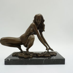 FIGURA Z BRĄZU AKT NAGA KOBIETA PRZYKUCNIĘTA