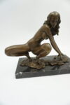 FIGURA Z BRĄZU AKT NAGA KOBIETA PRZYKUCNIĘTA
