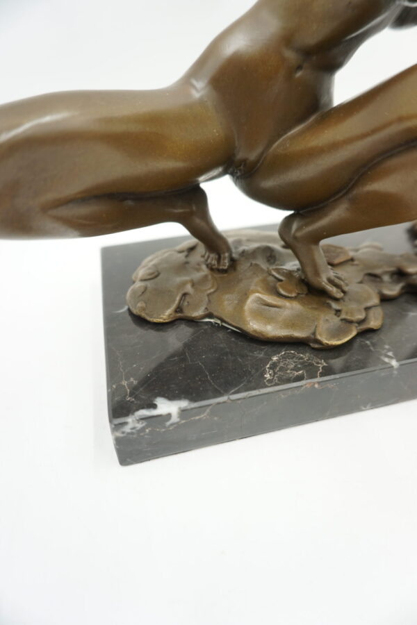 FIGURA Z BRĄZU AKT NAGA KOBIETA PRZYKUCNIĘTA