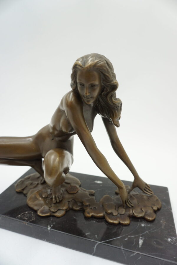FIGURA Z BRĄZU AKT NAGA KOBIETA PRZYKUCNIĘTA