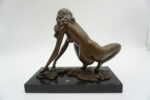 FIGURA Z BRĄZU AKT NAGA KOBIETA PRZYKUCNIĘTA