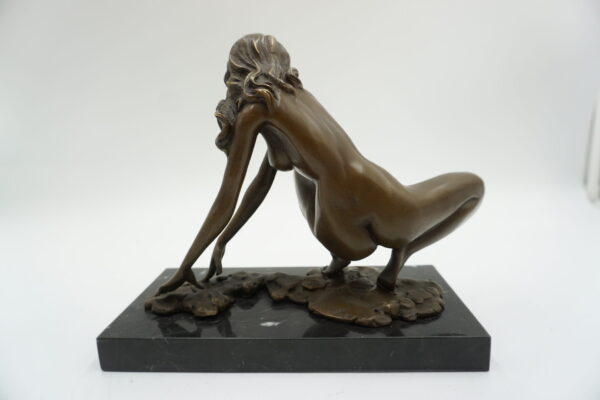 FIGURA Z BRĄZU AKT NAGA KOBIETA PRZYKUCNIĘTA
