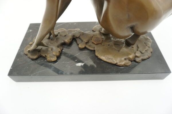 FIGURA Z BRĄZU AKT NAGA KOBIETA PRZYKUCNIĘTA