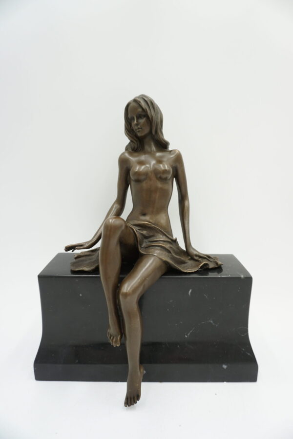 FIGURA Z BRĄZU AKT NAGA SIEDZĄCA KOBIETA