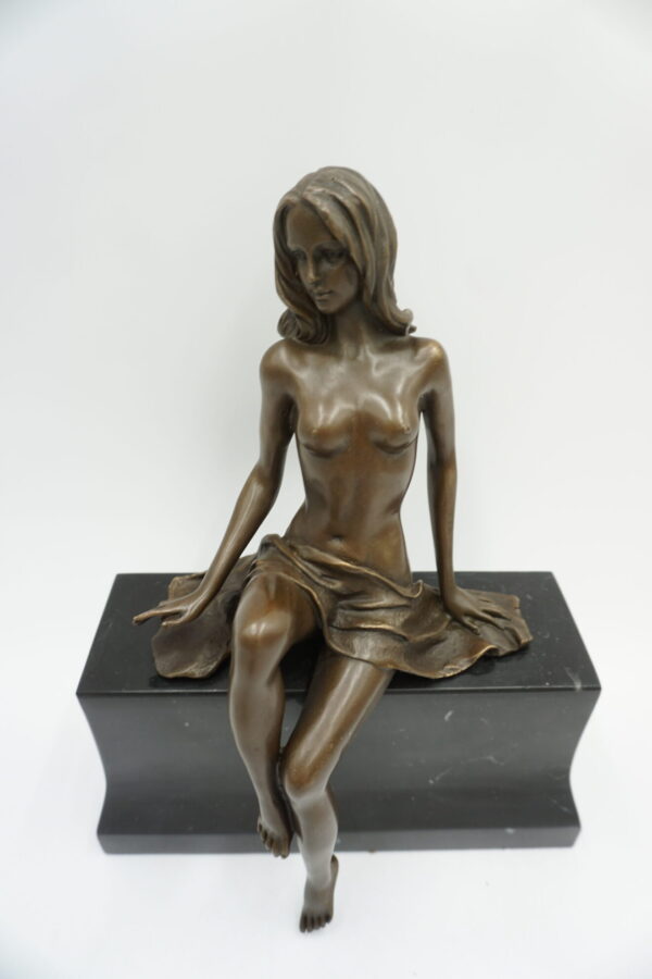 FIGURA Z BRĄZU AKT NAGA SIEDZĄCA KOBIETA