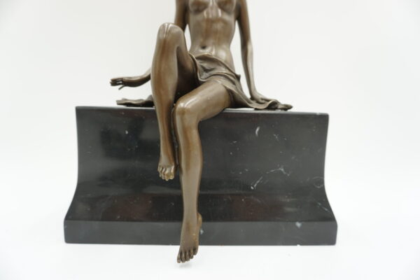 FIGURA Z BRĄZU AKT NAGA SIEDZĄCA KOBIETA