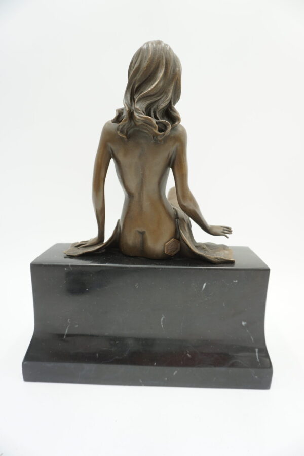 FIGURA Z BRĄZU AKT NAGA SIEDZĄCA KOBIETA
