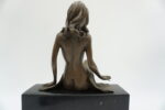 FIGURA Z BRĄZU AKT NAGA SIEDZĄCA KOBIETA