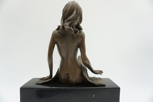 FIGURA Z BRĄZU AKT NAGA SIEDZĄCA KOBIETA