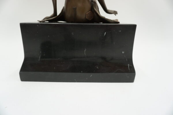 FIGURA Z BRĄZU AKT NAGA SIEDZĄCA KOBIETA