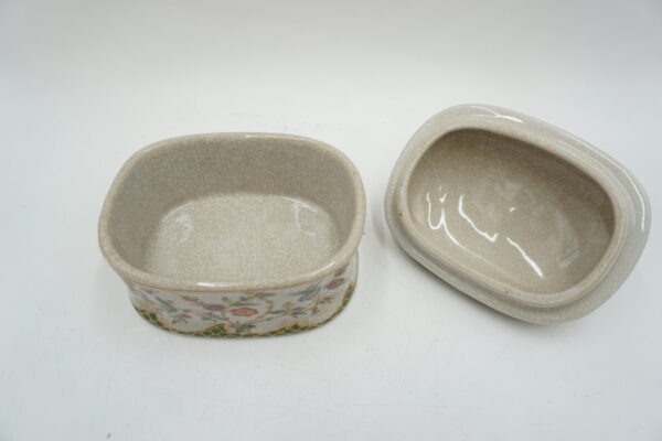 SZKATUŁKA PUZDERKO PORCELANA Z BRĄZEM