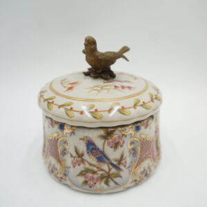 SZKATUŁKA PUZDERKO OWALNE PTASZEK PORCELANA Z BRĄZEM