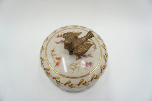 SZKATUŁKA PUZDERKO OWALNE PTASZEK PORCELANA Z BRĄZEM