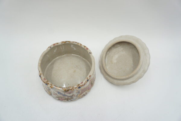 SZKATUŁKA PUZDERKO OWALNE PTASZEK PORCELANA Z BRĄZEM