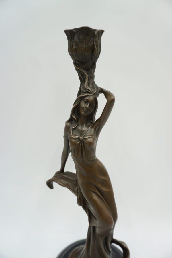 ŚWIECZNIK Z BRĄZU KOBIETA Z KWIATEM NA GŁOWIE