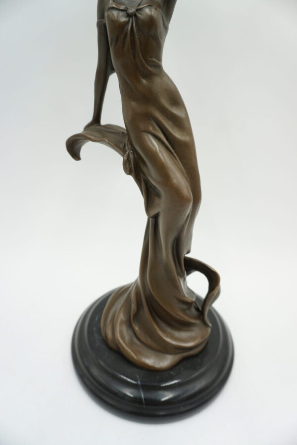 ŚWIECZNIK Z BRĄZU KOBIETA Z KWIATEM NA GŁOWIE