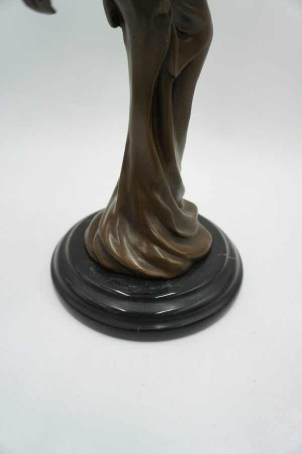 ŚWIECZNIK Z BRĄZU KOBIETA Z KWIATEM NA GŁOWIE