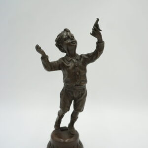 FIGURA Z BRĄZU CHŁOPCZYK Z GOŁĘBIEM W RĘCE