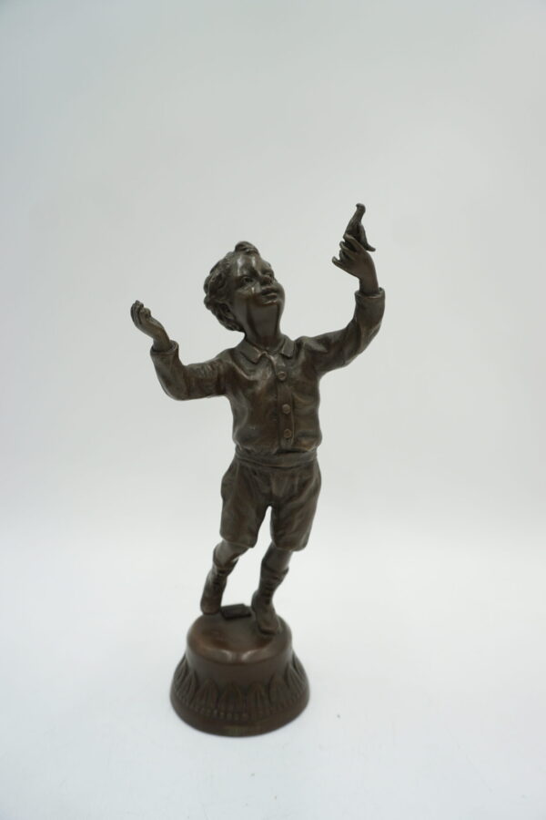 FIGURA Z BRĄZU CHŁOPCZYK Z GOŁĘBIEM W RĘCE