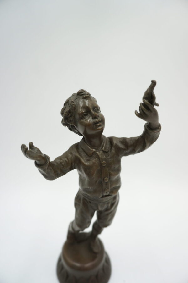 FIGURA Z BRĄZU CHŁOPCZYK Z GOŁĘBIEM W RĘCE