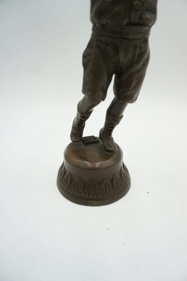 FIGURA Z BRĄZU CHŁOPCZYK Z GOŁĘBIEM W RĘCE