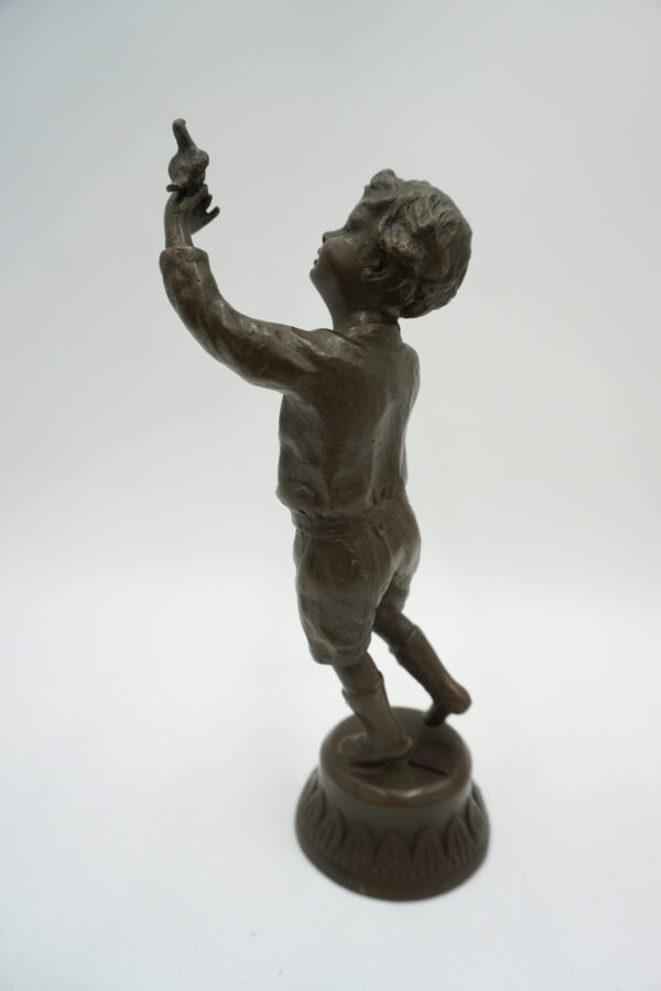 FIGURA Z BRĄZU CHŁOPCZYK Z GOŁĘBIEM W RĘCE