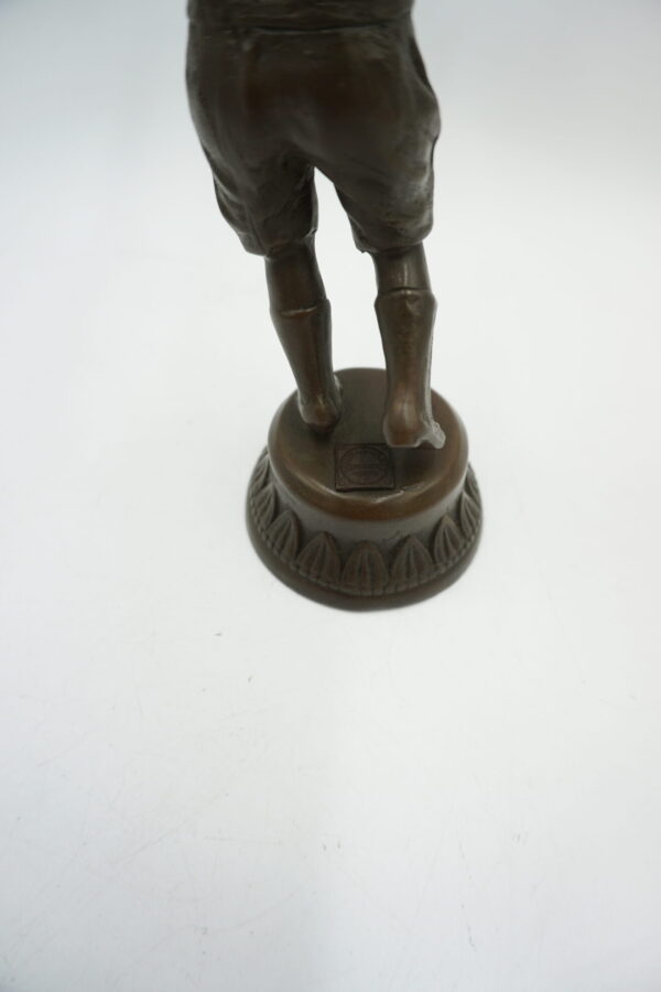 FIGURA Z BRĄZU CHŁOPCZYK Z GOŁĘBIEM W RĘCE