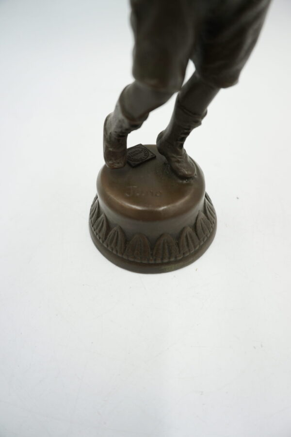 FIGURA Z BRĄZU CHŁOPCZYK Z GOŁĘBIEM W RĘCE