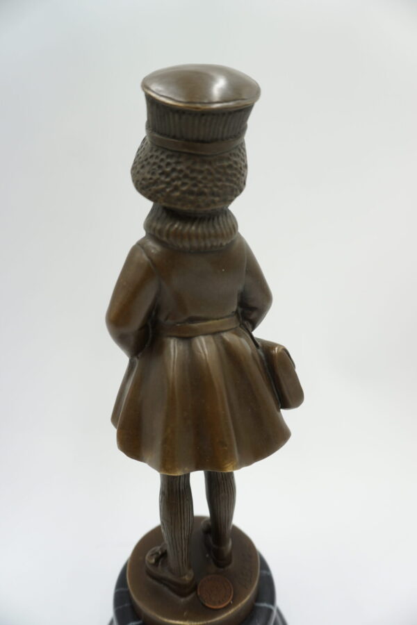 FIGURA Z BRĄZU DZIEWCZYNKA Z TECZKĄ