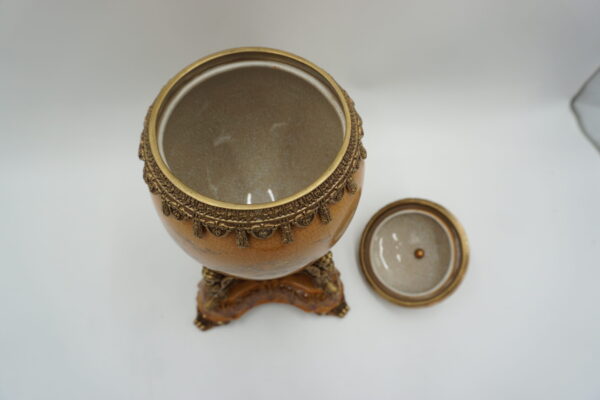 JAJO PORCELANOWE PODPARTE NA ANIOŁACH PORCELANA Z BRĄZEM SZKATUŁKA