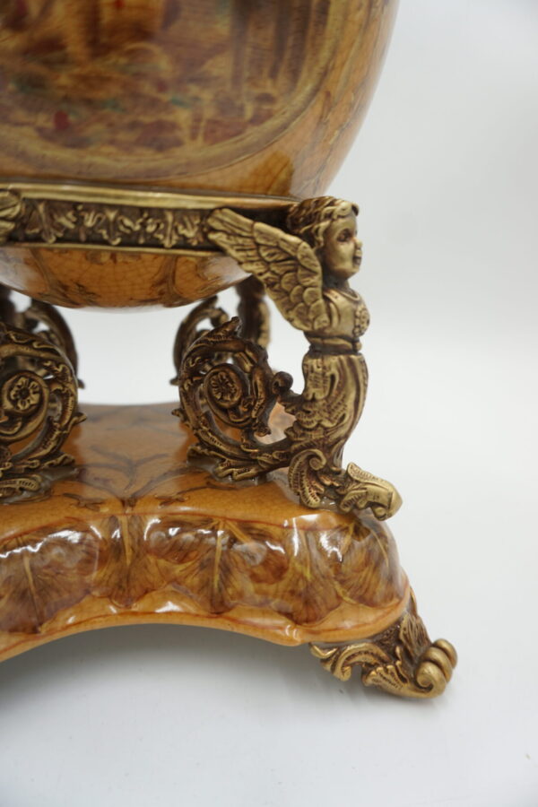 JAJO PORCELANOWE PODPARTE NA ANIOŁACH PORCELANA Z BRĄZEM SZKATUŁKA