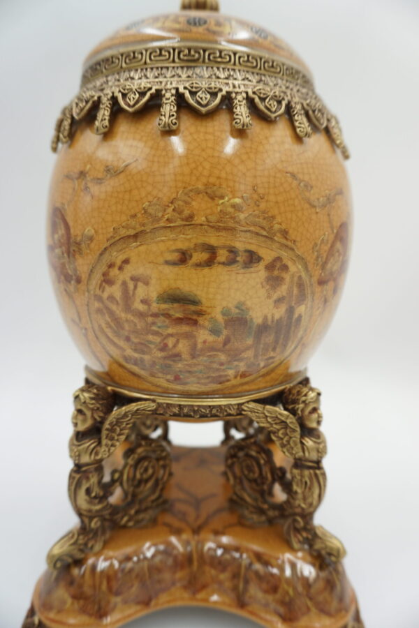 JAJO PORCELANOWE PODPARTE NA ANIOŁACH PORCELANA Z BRĄZEM SZKATUŁKA