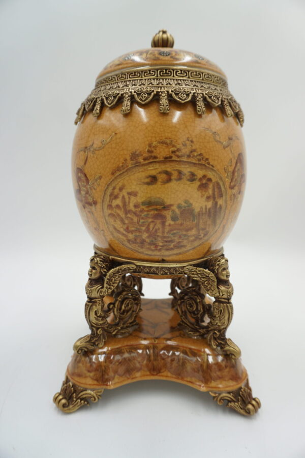 JAJO PORCELANOWE PODPARTE NA ANIOŁACH PORCELANA Z BRĄZEM SZKATUŁKA