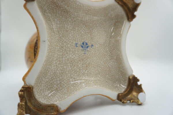 JAJO PORCELANOWE PODPARTE NA ANIOŁACH PORCELANA Z BRĄZEM SZKATUŁKA