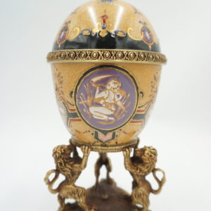 JAJO PORCELANOWE PODPARTE NA LWACH PORCELANA Z BRĄZEM SZKATUŁKA