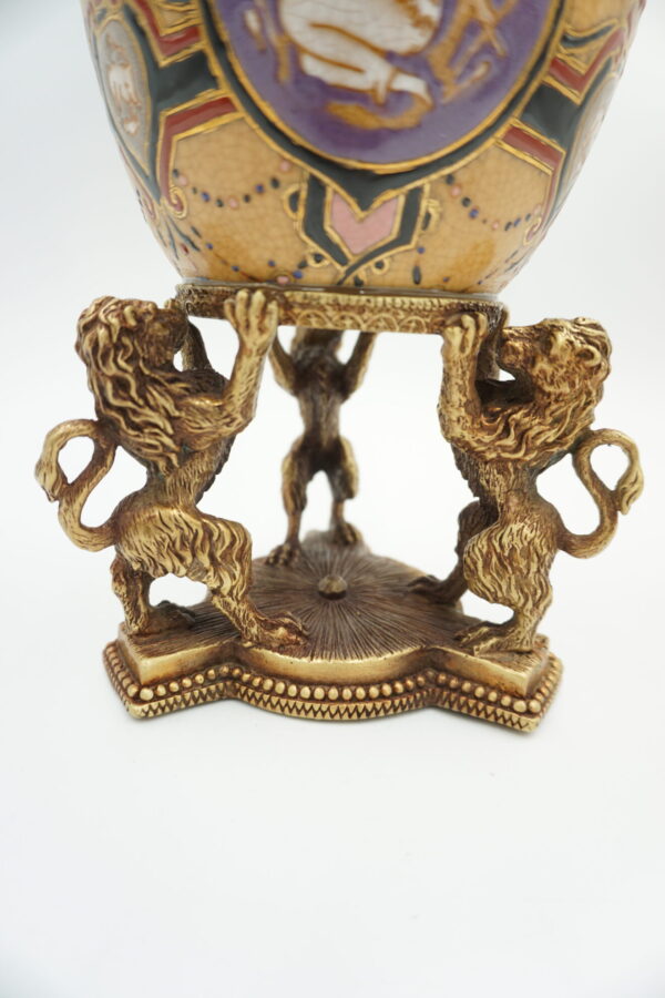 JAJO PORCELANOWE PODPARTE NA LWACH PORCELANA Z BRĄZEM SZKATUŁKA