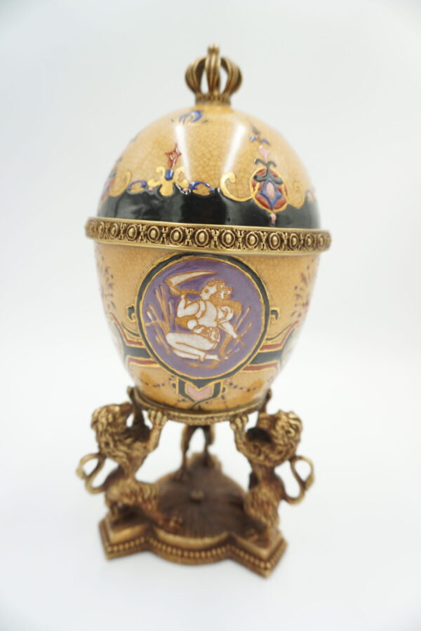 JAJO PORCELANOWE PODPARTE NA LWACH PORCELANA Z BRĄZEM SZKATUŁKA