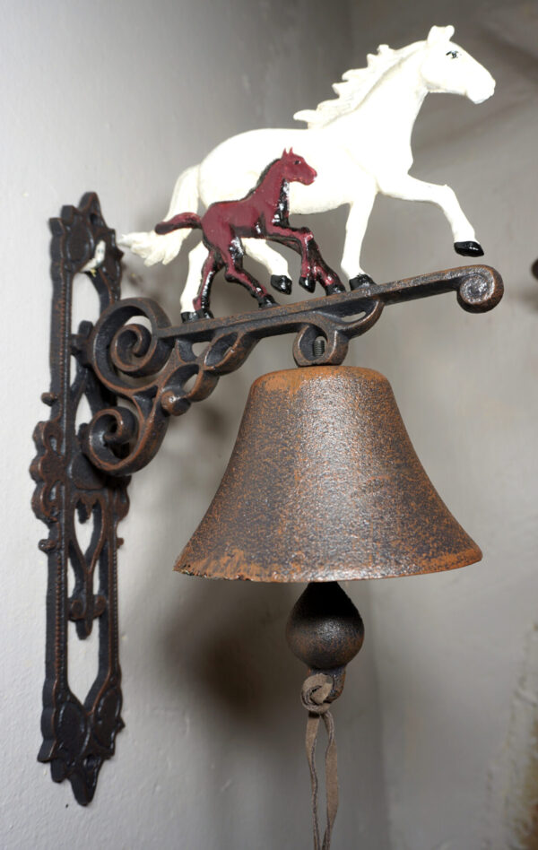 PIĘKNY ŻELIWNY DZWON DZWONECZEK KONIE
