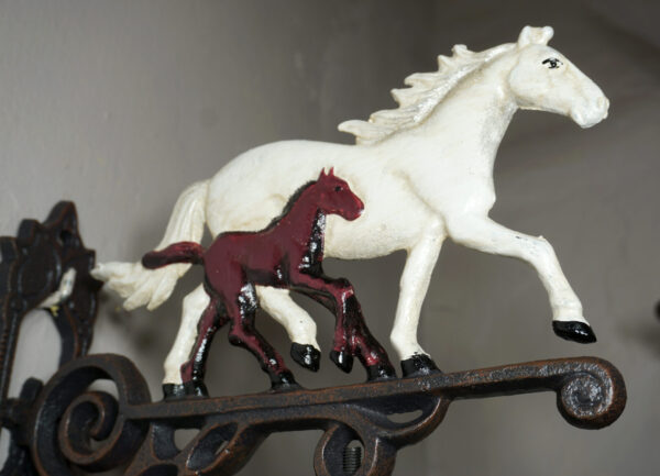 PIĘKNY ŻELIWNY DZWON DZWONECZEK KONIE